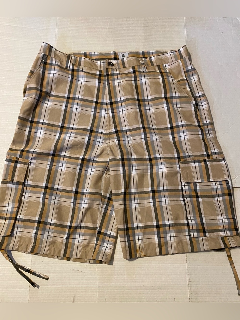 Access size 44 men’s plaid cargo stained shorts